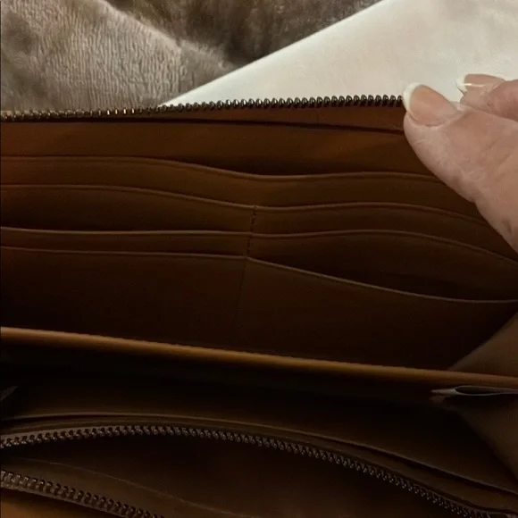 MCM Brown Logo Clutch - Picture 4 of 10